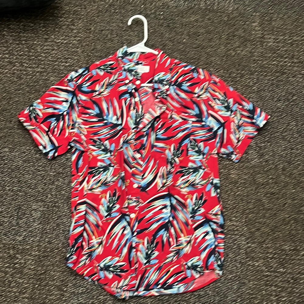 Short sleeve Hawaiian button down shirt